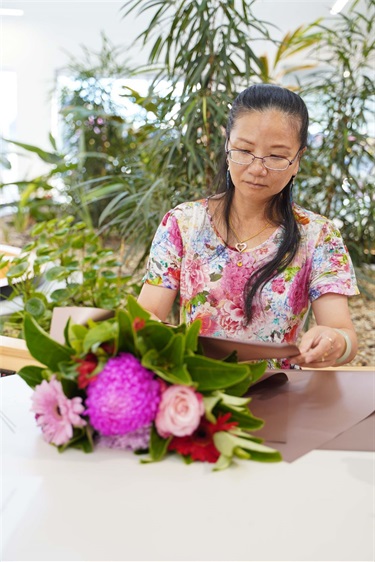 Attendee at the flower workshop for International Women's Day 2023